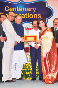 Receiving-the-DMA-Centenary-Award-by-the-then-Health-Minister-Harsh-Vardhan-and-Finance-Minister-Arun-Jaitley,-2014